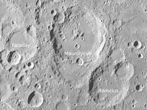 Faraday (links) und Umgebung (LROC-WAC)