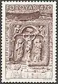 Eine Tafel an der Ostseite des Innenraums zeigt den gekreuzigten Jesus Christus mit der Jungfrau Maria und Maria Magdalena