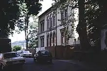 Bahnhofsvorplatz und Fassade des Bahnhofsgebäudes vor Abriss, ca. 1988