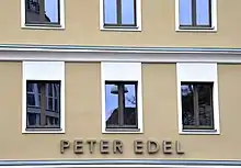 Fassadenfront des Bildungs- und Kulturzentrum Peter Edel