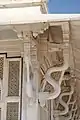 Geschwungene Dachstützen (brackets) und Jali-Fenster
