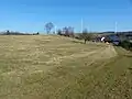 Ortsansicht mit zugewachsenem Steinbruch