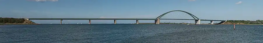 Fehmarnsund­brücke von Großenbroder­fähre aus