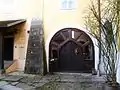 Tor zum Hauptgebäude