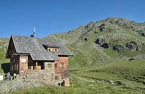 Feldnerhütte, dahinter das Kreuzeck (2702 m ü. A.)