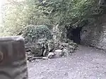 Ausgang der Parkhöhle mit Felsenquelle