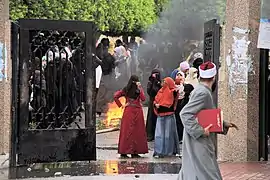 Studentinnen verbrennen Unrat während der Demonstration.