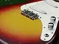 Die Brücke einer Fender Duo Sonic mit den 3 Saitenreitern