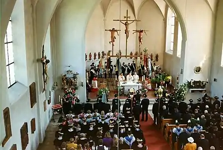 Altarraum nach 1973 mit Kreuzigungsgruppe