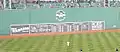 „The Green Monster“ im Fenway Park in Boston mit der manuellen Anzeigetafel