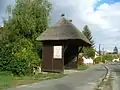 Bushaltestelle mit Reetdach