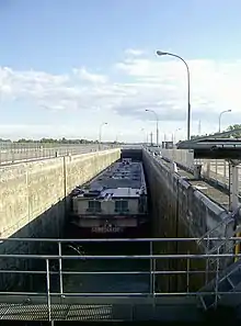 Schleuse Fessenheim unterhalb des Kernkraftwerkes
