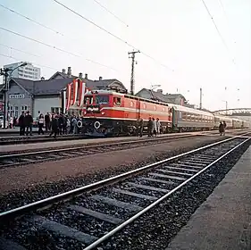 Der direkt hinter der Lokomotive eingereihte K-Wagen in einem Sonderzug anlässlich des 100-jährigen Jubiläums der Bahnstrecke Lindau–Bludenz, aufgenommen im Bahnhof Bregenz am 13. Oktober 1972