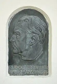 Relief von Ferdinand Welz auf der Grabnische des Schauspielers Rudolf Teubler (1881–1943) im Urnenhain der Feuerhalle Simmering
