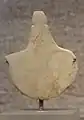 Abstraktes neolithisches Idol vom „Schultertyp“, vermutlich anatolischer Herkunft, Höhe 7,5&nbsp;cm, Badisches Landesmuseum Karlsruhe