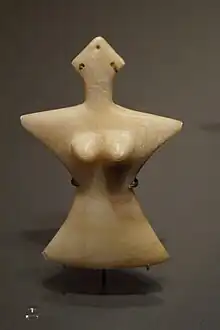 Weibliches Idol aus Alabaster aus Tepe Hissar in Nordiran, 2300–1900 v. Chr., Iranisches Nationalmuseum, Teheran