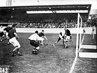 Szene aus dem Hockeyfinale 1928 zwischen Indien (weißes Trikot) und den Niederlanden