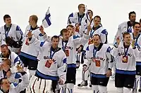 Die Finnen feiern ihre Bronzemedaille 2010
