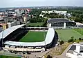 Im Vordergrund das Bolt Arena, dahinter die Helsingin Jäähalli (Juli 2010)