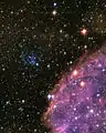 Aufnahme des Hubble-Weltraumteleskops des SNR E0102.2-7219 (bläulich) und des HII-Gebietes in NGC 371