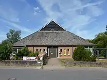 Das Bild zeigt die profanierte katholische Kirche „Maria Königin des Friedens“ in Fischbeck (Weser), die inzwischen in einen katholischen Kindergarten umgebaut wurde.