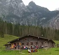 Der Kaser von Nordwesten, im Hintergrund der Röthbachfall