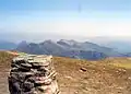 Der trigonometrische Punkt auf dem Gipfel des Slioch, im Hintergrund die Berge des Fisherfield Forest im Norden