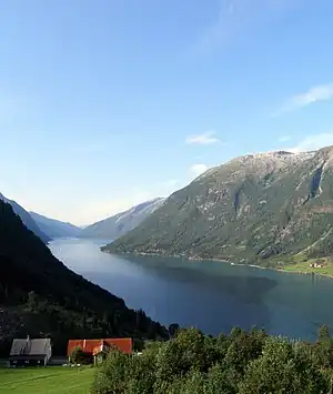 Der Fjærlandsfjord fotografiert vom Riksvei 5 auf der Ostseite