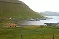 Die drei Ortschaften am Ende des Fjords: Oyrareingir links, Signabøur rechts und Kollafjørður im Hintergrund.
