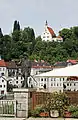 Blick von Ennsdorf auf den Taborturm. Links im Vordergrund das Flößerdenkmal