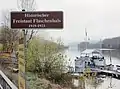 Hinweisschild an der Lorcher Ausfahrt der Rheinfähre von Niederheimbach