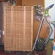 Für große, industrielle Körbe ist die Bezeichnung „Flechte“ gebräuchlich. Hier bei einem Fellhändler (2009)