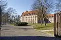 Blick durchs Eingangstor.