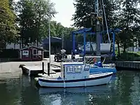 Hafenmeisterboot und Travellift