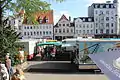 Ostseite: Blick auf den Wochenmarkt und eine Geschäftszeile (2013)