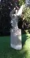 Das Fliegerdenkmal gedenkt der Flugpioniere Max Cartier, Adolf Schädler, Theodor Borrer, Werner Bodmer, Alexander Frei, Paul Ziegler, Gottfried Gueniat, Eugen Bouché und Ernst Gerber
