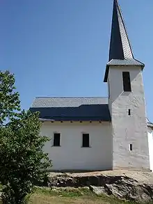 Die Kirche Flond auf einem Felsen