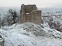 Der vorgelagerte Wehrturm von der Mauer der Burg aus.