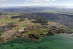 Flugaufnahme von Sutz-Lattrigen in südöstlicher Richtung
