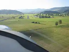 Anflug Flugplatz Schänis, links im Hintergrund der Benkner Büchel
