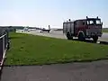Links Betankungsanlage – Feuerwehrfahrzeug des Flugplatzes
