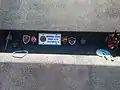 Eine von mehreren Einbuchtungen in der Mauer, die den Zugangsweg zur Wall of Names begrenzt, in welche Besucher kleine Andenken im Gedenken an die Opfer hinterlassen.