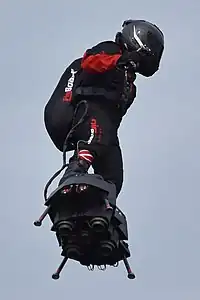 Franky Zapata auf dem Flyboard Air beim Fête Aérienne Le Temps Des helices auf dem  Aérodrome de Cerny-La-Ferté-Alais in  Cerny, Frankreich im Juli 2019