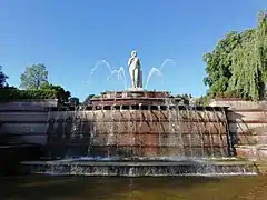 Fontaine und Statue Ève.