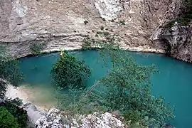 Karstquelle des Flusses Sorgues bei Fontaine-de-Vaucluse. Das Wasser tritt hier aus einer Tiefe von 315 Metern an die Oberfläche.