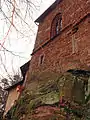 Außenmauer über Felsvorsprung