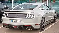Schräge Heckansicht Mach&nbsp;1 2020–2023