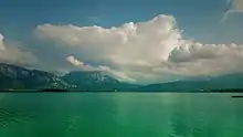 Imposanter Blick auf die Berge mit einer tollen Färbung des Forggensees