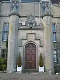 Der Haupteingang zum Landhaus ist eine Vorhalle im Tudorstil