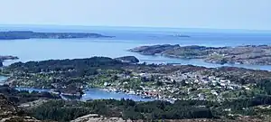 Der Krossfjord mit Forlandsvåg im Vordergrund
